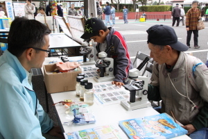 （写真）顕微鏡観察コーナー