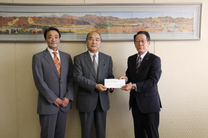 （写真）左から山本常務理事、堀理事長、小野澤町長