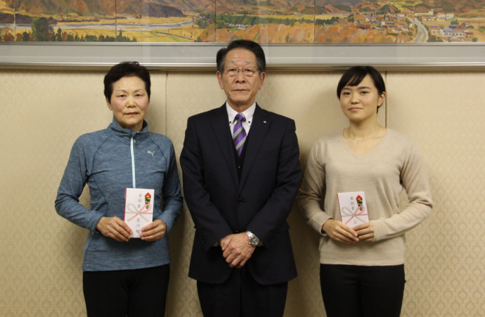 （写真）左から、中村さん、小野澤町長、梅澤さん