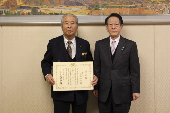 （写真）佐藤さんと小野澤町長