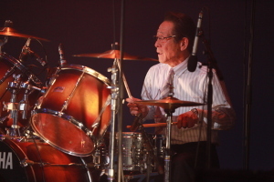 （写真）町長によるドラム演奏