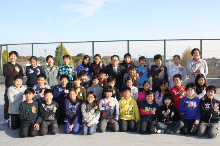 （写真）<p>高峰小学校6年生の皆さんと小野澤町長</p>