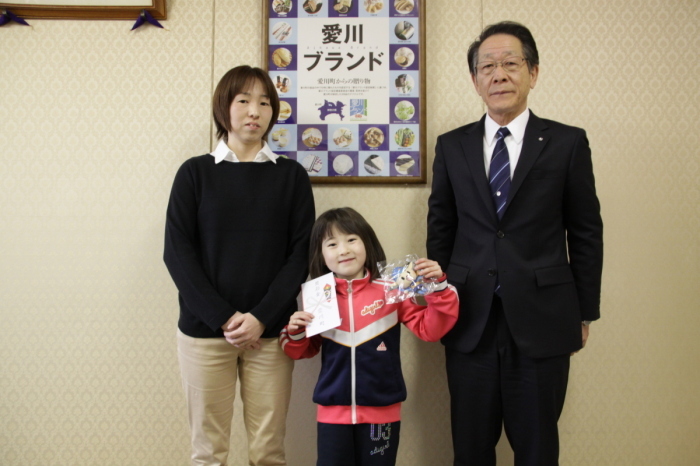 （写真）今井さんと小野澤町長