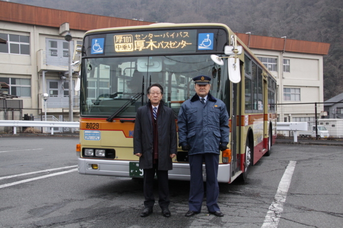 （写真）小野澤町長と、相模神奈交バス厚木営業所の山下所長