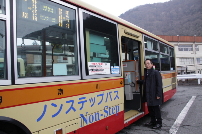 厚101系統のバスに乗り込む小野澤町長