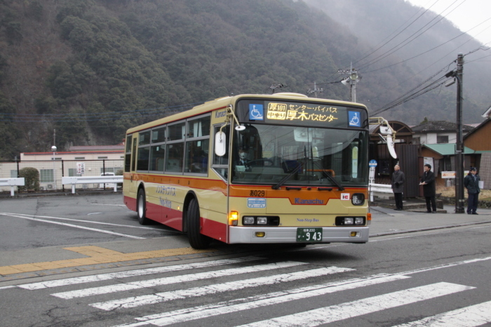 （写真）半原バス停から出発する厚101系統のバス