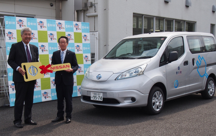 (写真）中央日産株式会社常務執行役員高橋利明さんから、小野澤町長へマスコットキーの授与