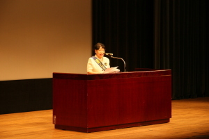 （写真）あいさつをする有賀会長