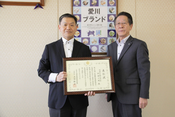 （写真）石津工場長と小野澤町長
