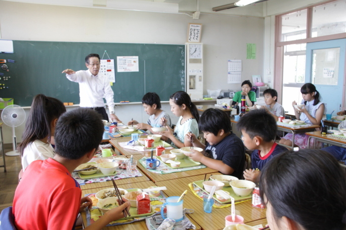 （写真）中津小学校でのランチミーティング