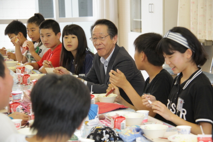 （写真）高峰小学校でのランチミーティング