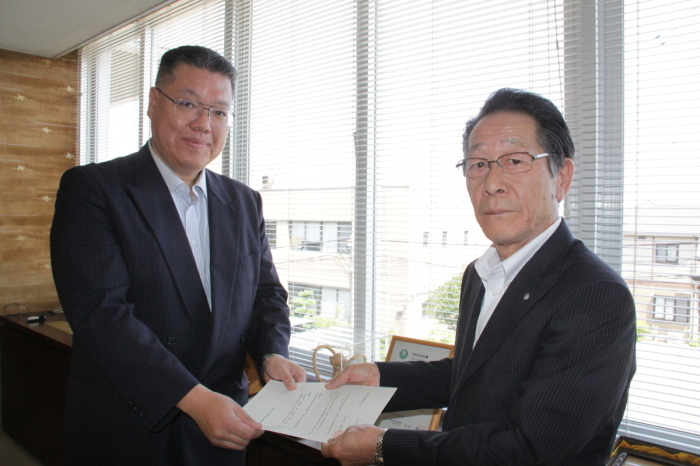 （写真）審議会会長の高崎経済大学 岩崎准教授へ諮問書を交付する小野澤町長