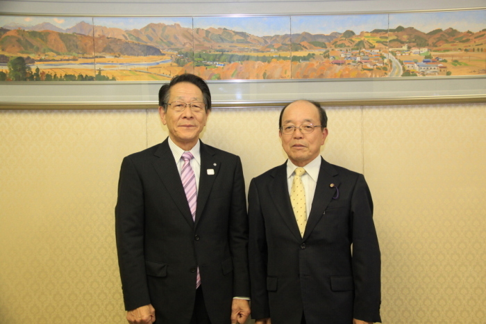 （写真）<p>小野澤町長と馬場代表監査委員</p>