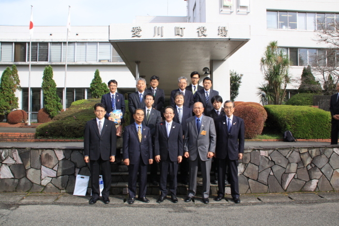 （写真）小野澤町長と行政視察に来られた皆さんの集合写真