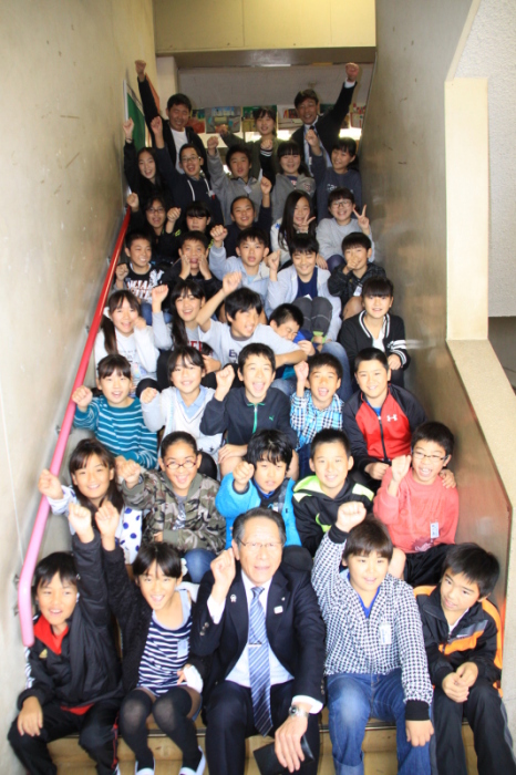 （写真）菅原小学校生徒たちとの記念撮影