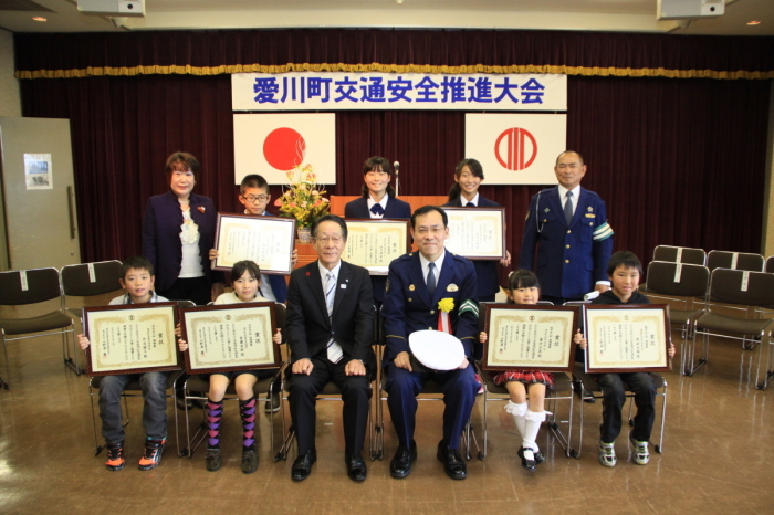 （写真）町長と受賞者の集合写真