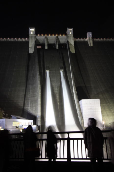 （写真）宮ヶ瀬ダムの夜間観光放流