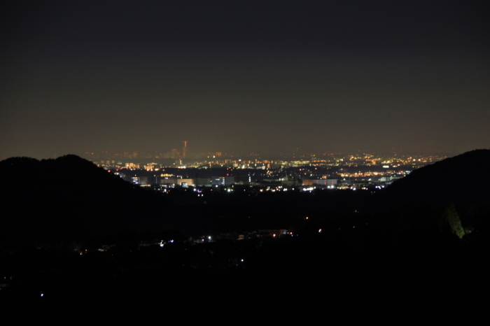 （写真）宮ヶ瀬ダム堤体の上から眺めた夜景