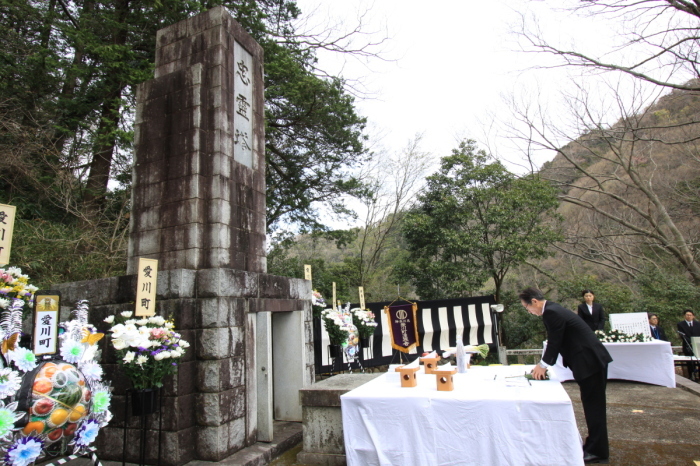 （写真）小野澤町長による献花