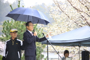 水源地であいさつをする小野澤町長