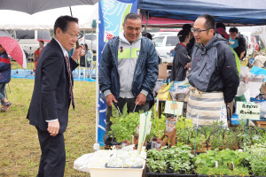 愛川ブランドを見学する小野澤町長