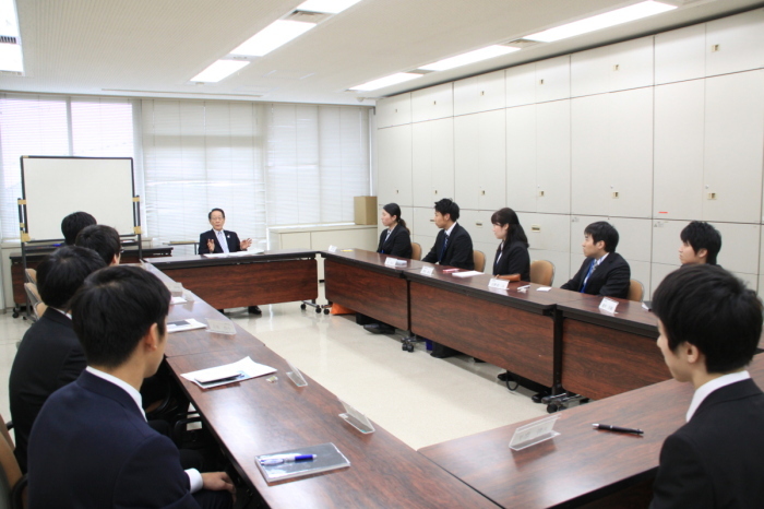 （写真）新採用職員と懇談する小野澤町長