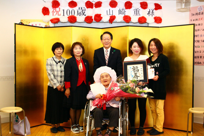 （写真）山崎さんとご家族、小野澤町長