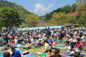 （写真）にぎわう会場