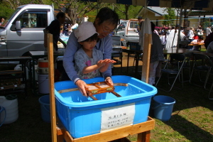 （写真）手すき和紙体験