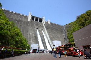 （写真）宮ヶ瀬ダム観光放流