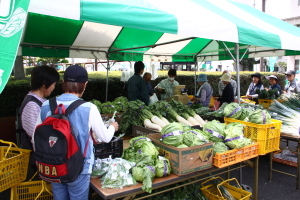 （写真）野菜の即売
