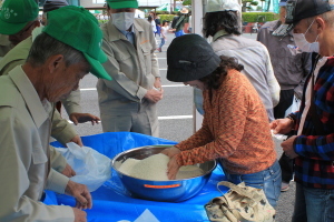 （写真）お米のすくい取り