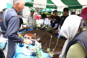 （写真）春の草花寄せ植え教室