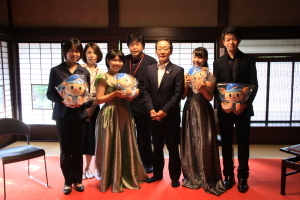 （写真）出演者の皆さんと小野澤町長