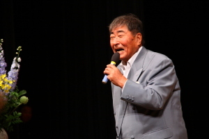 （写真）公演をする毒蝮さん