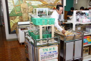（写真）売店を視察する小野澤町長