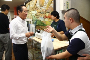 （写真）売店で買い物をする小野澤町長
