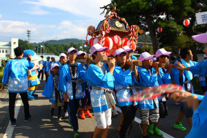 （写真）青少年県外交流事業の子供みこし