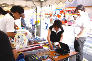 （写真）愛川町特産品の販売