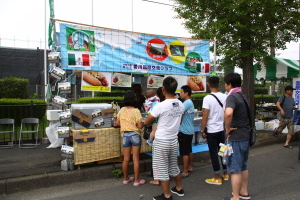 （写真）国際交流クラブの模擬店