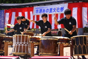 （写真）愛川高校和太鼓部の演奏