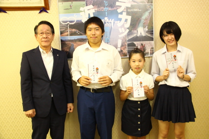 （写真）左から小野澤町長、吉川君、仁科さん、諏訪部さん
