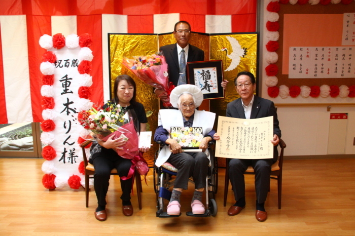 （写真）重本さんとご家族、小野澤町長