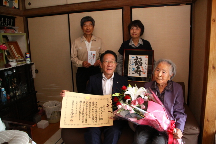 （写真）中丸さんとご家族、小野澤町長