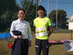 （写真）小野澤町長と長谷川選手