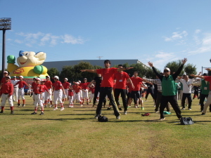 （写真）みんなでラジオ体操