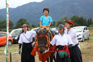 （写真）木曽馬の乗馬体験