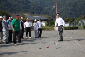 （写真）小野澤町長による始球式