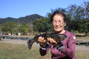 （写真）大人の部優勝の安藤喜久子さん（三増）