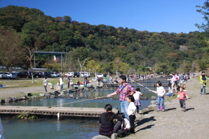 （写真）マス釣り場で釣りを楽しむ大会参加者たち